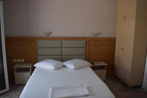 Lydia Rooms & Studios, 