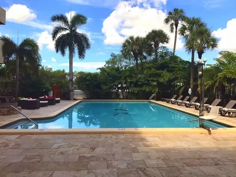 Regency Miami Airport, Piscina