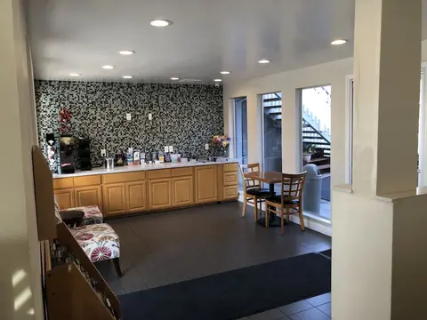 Pacific Inn, Lobby