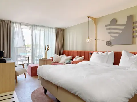 Carlton Beach, Room