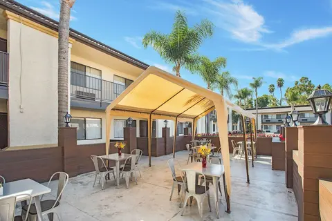 Stanford Inn & Suites Anaheim, Outdoor dining
