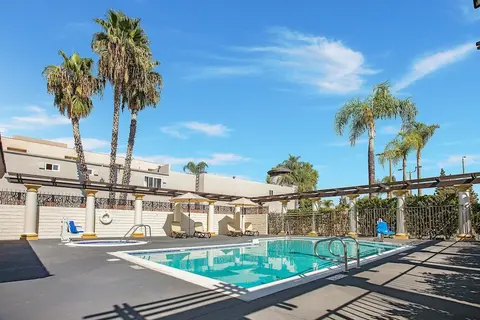 Stanford Inn & Suites Anaheim, Outdoor pool