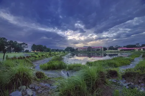 Parc Corniche Condominium Suite Hotel, Property grounds