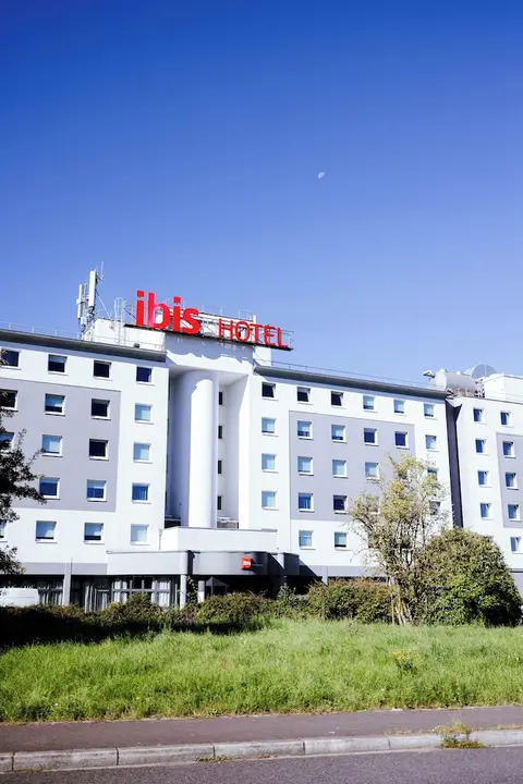 ibis Luxembourg Aéroport, Front of property