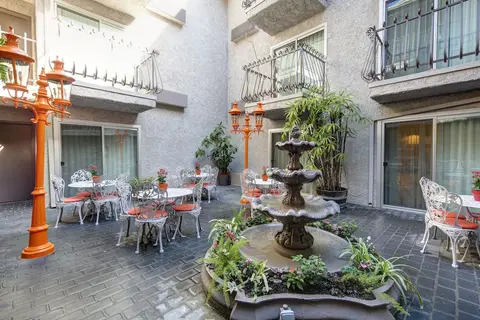 The Inn at Venice Beach, Courtyard