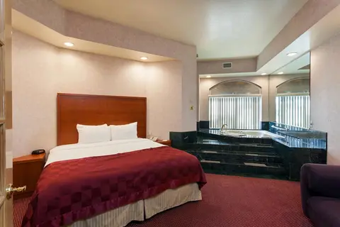 Ramada by Wyndham South El Monte, Room