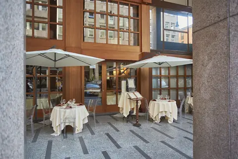 Sina De la Ville, Restaurant