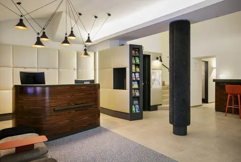 Das Tigra Hotel, Reception