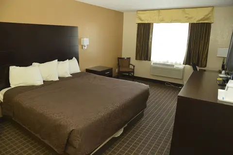 Howard Johnson by Wyndham Williams, Room