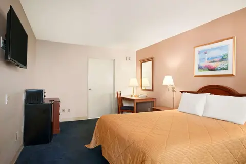 Travelodge by Wyndham Bakersfield, Room