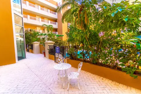 Rodeway Inn South Miami Coral Gables, Courtyard