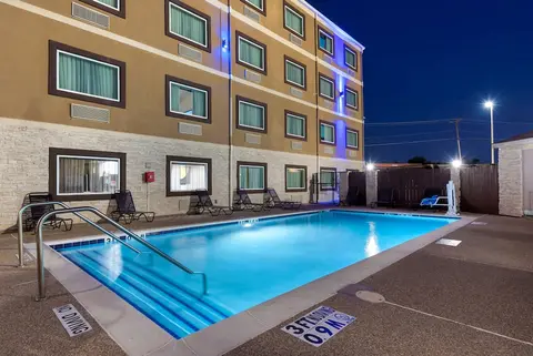 Best Western Plus Arlington North Hotel & Suites, Outdoor pool