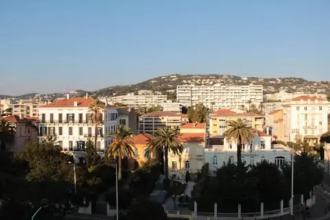 Hotel Abrial, Exterior