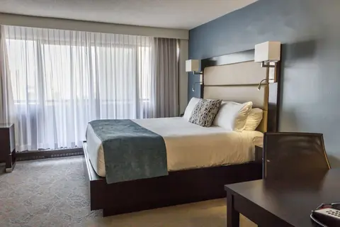 25 Cartier LP / Ottawa Embassy Hotel, Room