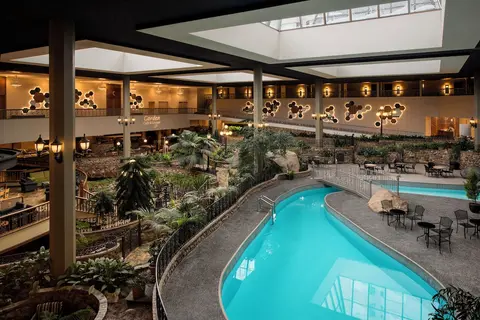 Saskatoon Inn, Lobby