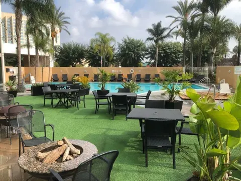 Anaheim Marriott Suites, Restaurant