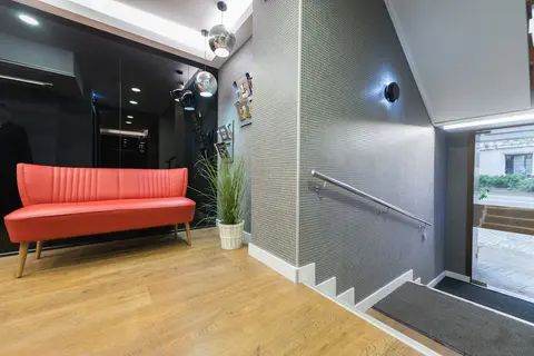 Senator Barcelona Apartments, Interior entrance