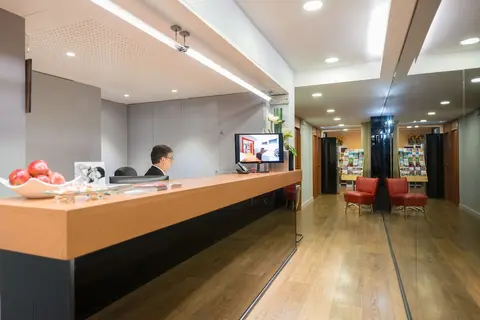 Senator Barcelona Apartments, Interior entrance