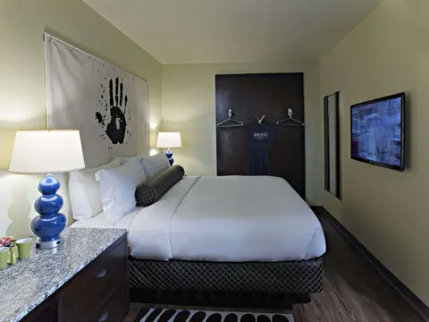 ACME Hotel Company, Room