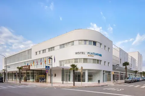 htop Platja Park, Front of property