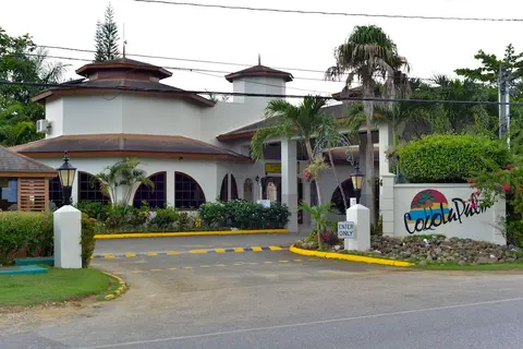 CocoLaPalm Seaside Resort, Property entrance