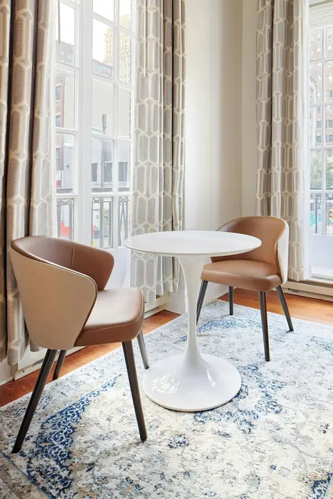 The Arco Hotel Midtown Village, Sonder by Marriott Bonvoy, Living room