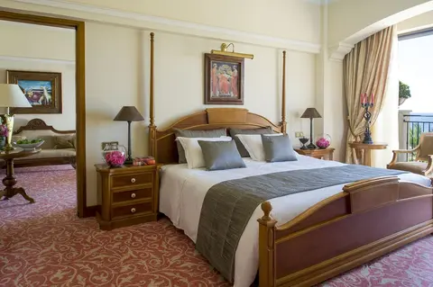 Elysium, Room