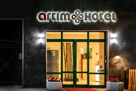 Artim Hotel, Property entrance