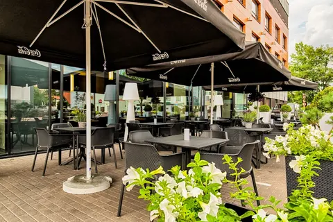 Warsaw Plaza Hotel, Outdoor dining