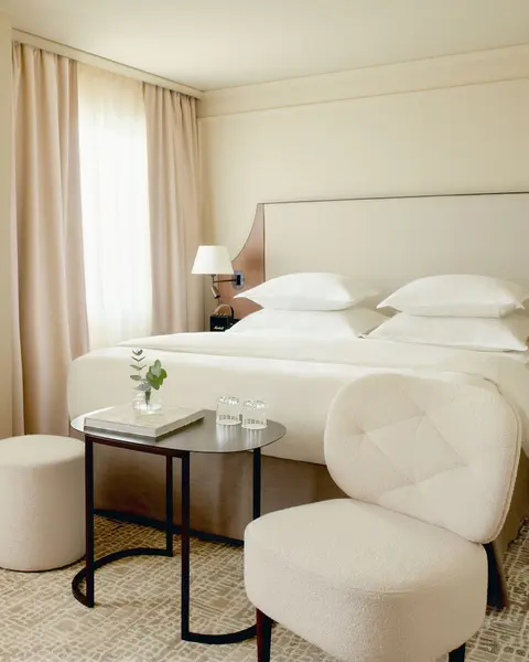 Villa Dahlia, Room