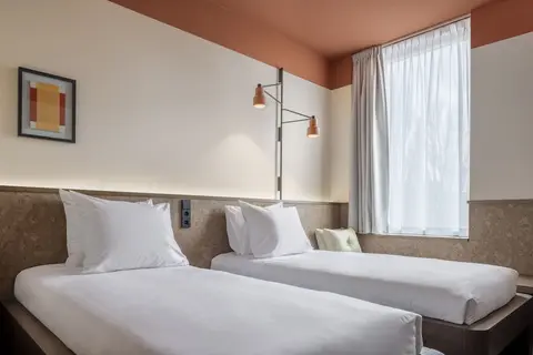 The Usual Rotterdam, Room