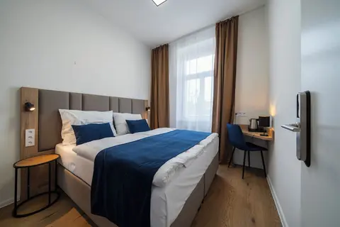 Leon hotel, Room