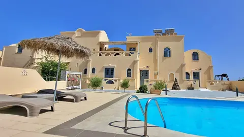 Leon Lux Apartments, Exterior