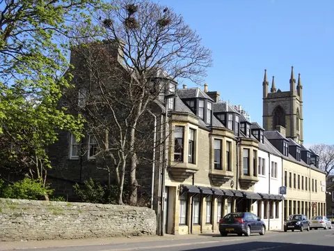 Pentland, Front of property