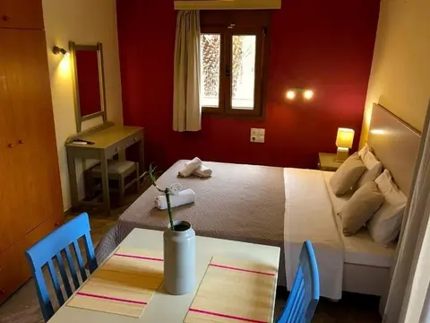Frank Apartments, Room