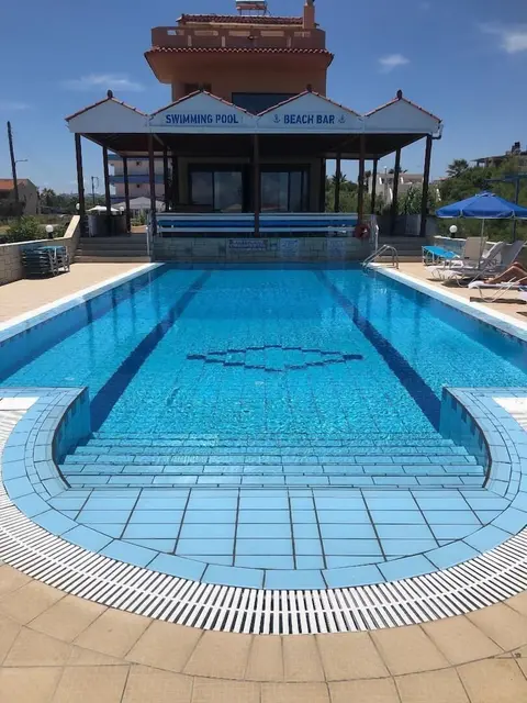 Frank Apartments, Outdoor pool