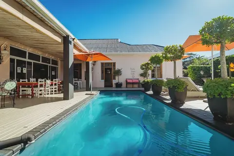 Acorn Guest House, Outdoor pool