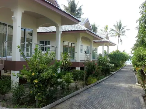 Krisada Beach Resort, Property grounds