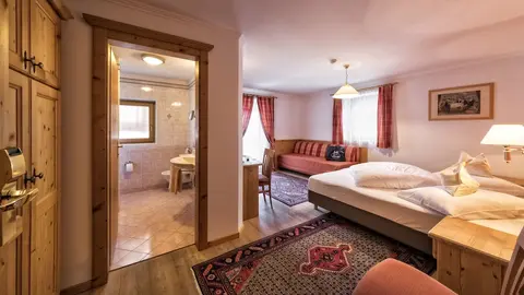 Hotel Mirabel, Room