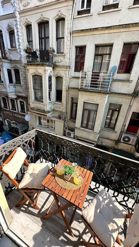 New Pera, Balcony