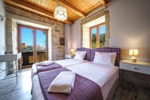 Asion Lithos, Room