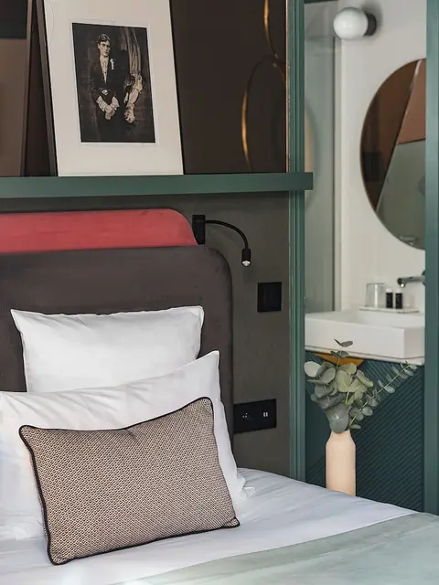 Bob Hotel, Room