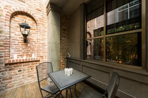 Hotel Favori, Interior entrance