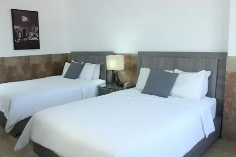 Beverly Hills: Hotel & Business, Room