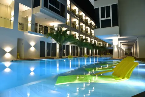 Astoria Current, Outdoor pool