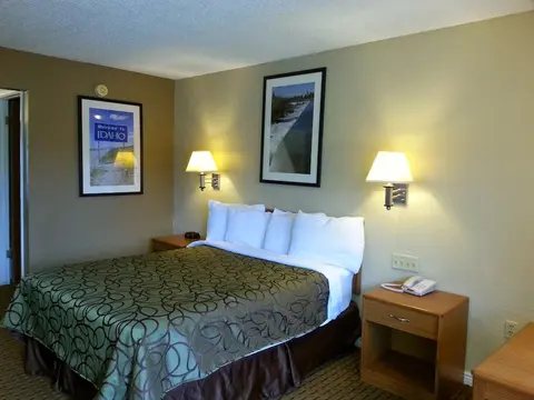 Motel West, Room