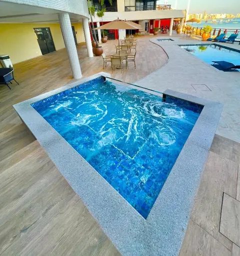 Flat Iate, Pool