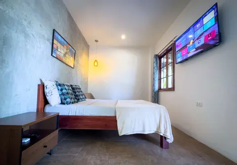 Alona Pawikan, Room