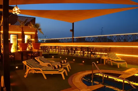 Golden Tulip Deira, Rooftop pool