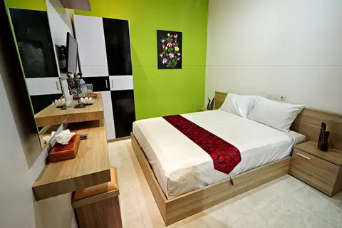 D'Pande, Room